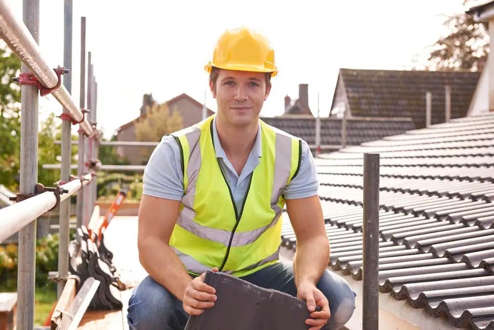Worker on a rooftop who knows how to establish the best roofing contract price