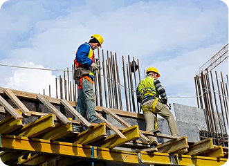 trabajadores examinando el trabajo